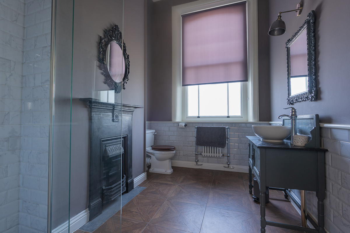 Moreton House guest bathroom featuring breathable Earthborn Claypaint in Rocky Horse